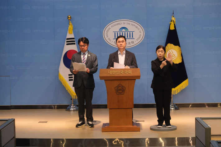 (왼쪽부터)황운하 의원과 김종민 의원. 김종민 의원실 제공