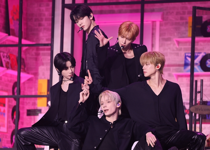 그룹 투모로우바이투게더가 재계약 이후 첫 앨범인 미니 8집 '세븐스 이어: 가시덤불에 잠시 바람이 멈췄을 때' 쇼케이스를 열었다. 연합뉴스