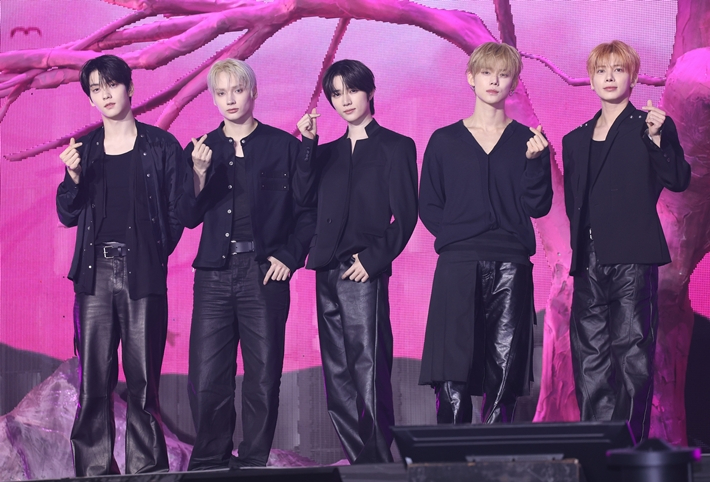 투모로우바이투게더의 새 타이틀곡은 '하루에 하루만 더'다. 연합뉴스