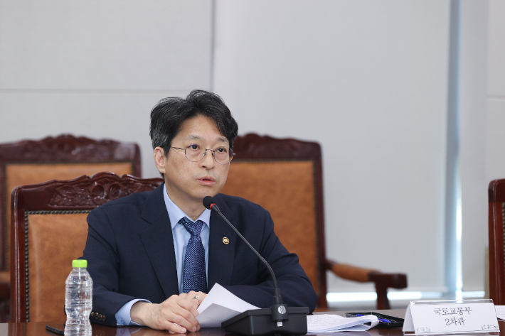 13일 정부세종청사에서 열린 시·도 교통물류 관계자 회의에서 홍지선 국토교통부 2차관이 발언하고 있다. 국토부 제공