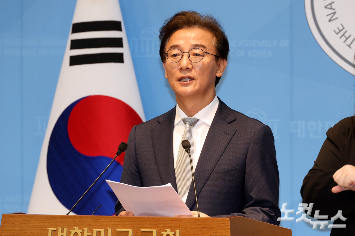 더불어민주당 전재수 부산시장 후보가 13일 서울 여의도 국회 소통관에서 부산시장 후보 확정 관련 기자회견을 하고 있다. 윤창원 기자