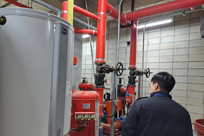 화재안전조사를 실시 중인 강원소방. 강원소방본부 제공