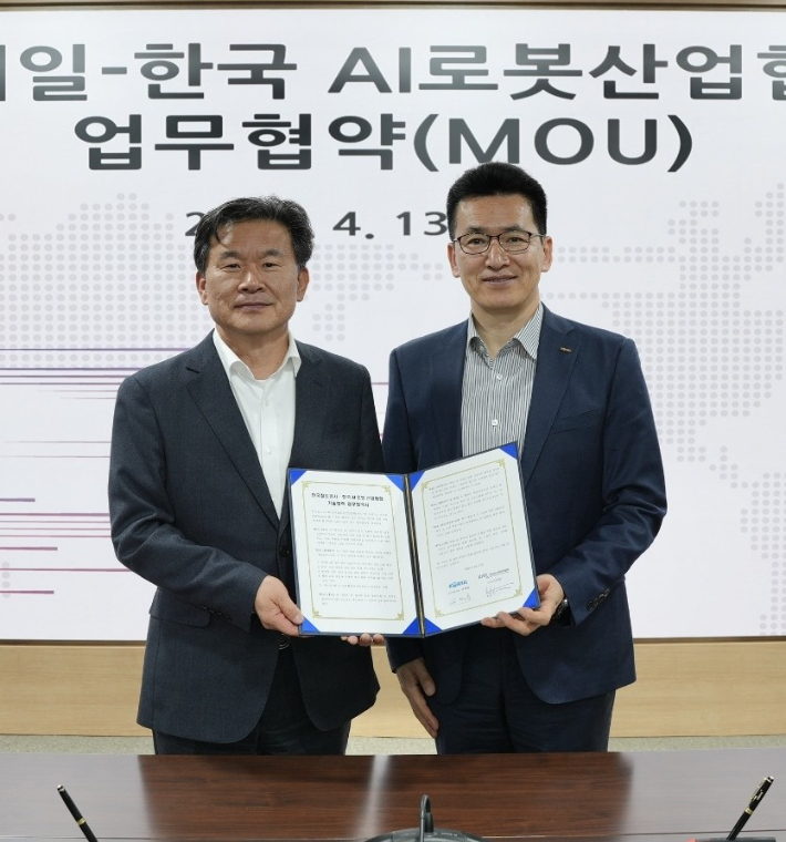 사진 왼쪽부터 한국AI·로봇산업협회 김재환 상임이사, 코레일 윤재훈 AI전략본부장. 코레일 제공