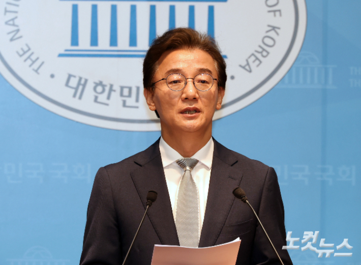 더불어민주당 전재수 부산시장 후보가 13일 서울 여의도 국회 소통관에서 부산시장 후보 확정 관련 기자회견을 하고 있다. 윤창원 기자