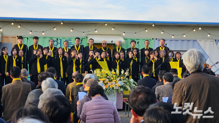 4.16합창단이 세월호 희생자들을 추모하며 잊지 않을게"를 부르고 있다. 송주열 기자