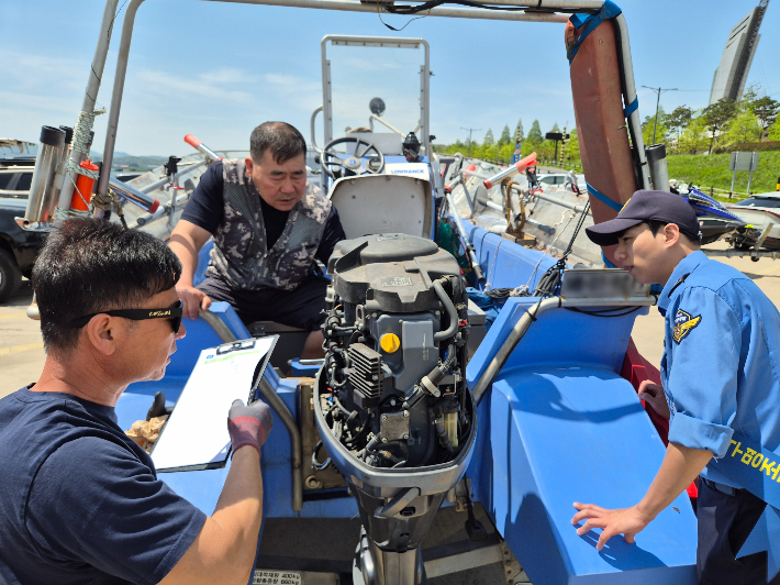 포항해양경찰서가 동력수상레저기구 무상점검 서비스를 하고 있다. 포항해경 제공