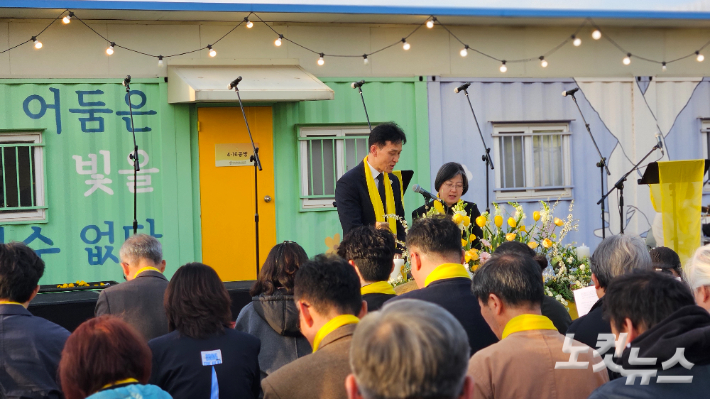 예배 참석자들은 세월호 참사 희생자와 함께하는 성찬 나눔을 가졌다. 우면동교회 정준경 목사와 여신학자협의회 김용은 공동대표가 성찬식을 집례하고 있다. 송주열 기자