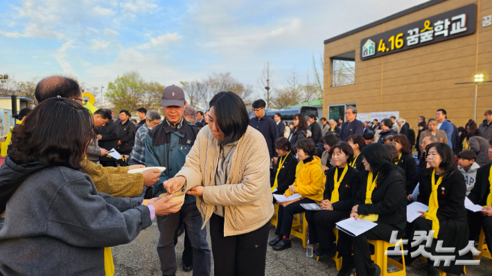 예배 참석자들이 세월호 참사 희생자와 함께하는 성찬 나눔에 참여하고 있다. 송주열 기자