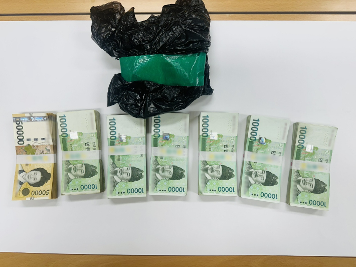 검거 과정에서 경찰이 압수한 현금 1100만 원. 부산경찰청 제공 