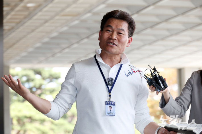 이재명 대통령과 개혁신당 이준석 대표에 대한 명예훼손 혐의를 받는 유튜버 전한길 씨가 13일 서울 서초구 서울중앙지방검찰청에서 열린 구속영장 청구 전 피의자 조사에 출석하며 입장을 밝히고 있다. 황진환 기자