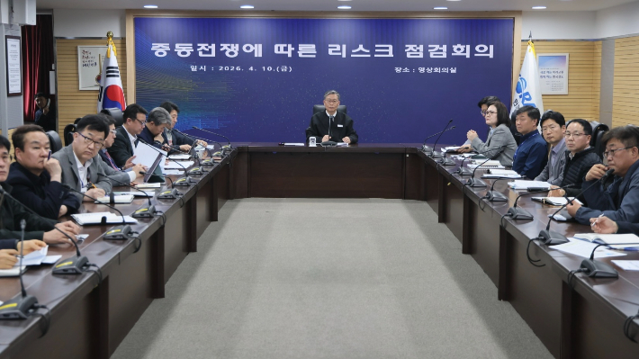 코레일이 서울사옥 영상회의실에서 김태승 사장 주재로 중동전쟁에 따른 리스크 점검회의를 열고 철도 분야별 에너지 절감 대책 이행상황을 점검하는 모습. 코레일 제공 