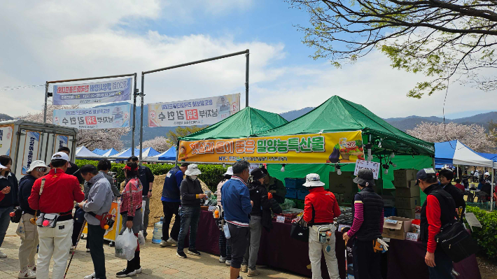 밀양시장배 전국파크골프대회와 연계해 운영된 직거래 장터에서 방문객들이 농·특산물을 구매하고 있다. 밀양시 제공 