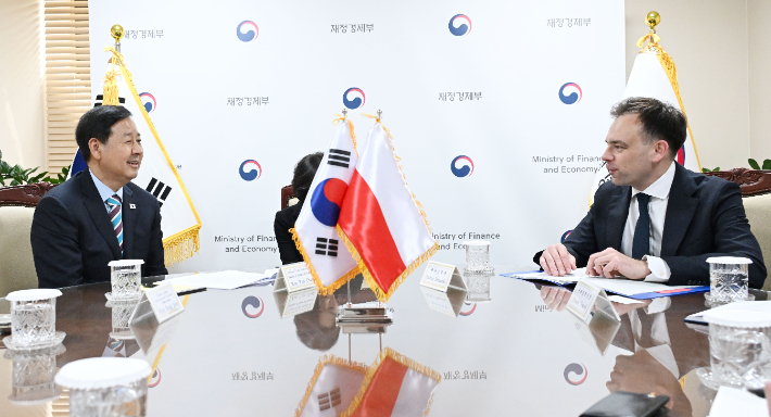 구윤철(왼쪽) 부총리 겸 재정경제부 장관이 13일 서울 종로구 정부서울청사에서 안제이 도만스키 폴란드 재무장관과 면담하고 있다. 재정경제부 제공