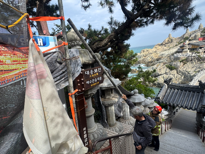 13일 부산 기장군 해동용궁사에 설치된 공사용 비계가 떨어지면서 시민 2명이 경상을 입었다. 부산소방재난본부 제공 