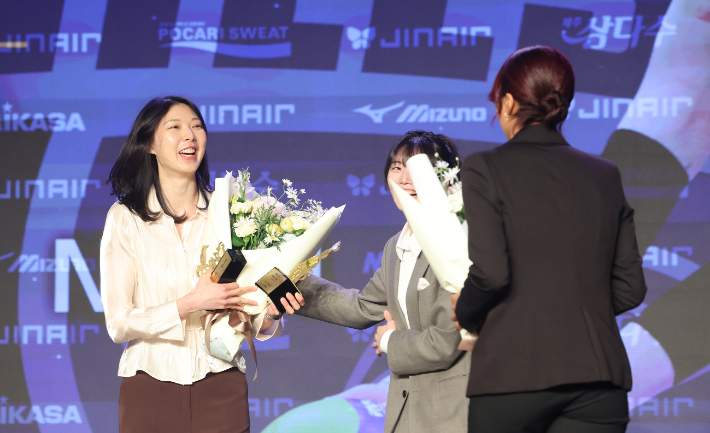 13일 서울 광진구 그랜드워커힐호텔에서 열린 프로배구 2025-2026 V리그 시상식에서 현대건설 양효진이 신기록상을 수상한 뒤 동료들에게 축하를 받고 있다. 연합뉴스 