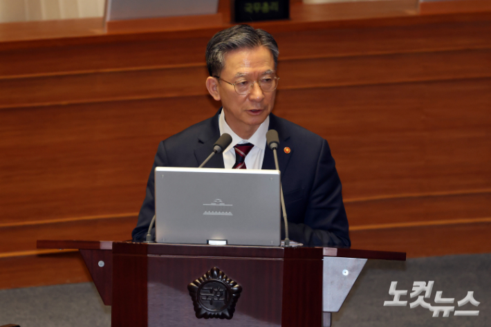 13일 서울 여의도 국회에서 열린 제434회국회(임시회) 제4차 본회의 교육·사회·문화 분야 대정부질문에서 정성호 법무부 장관이 의원 질의에 답변을 하고 있다. 윤창원 기자