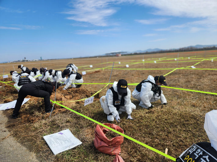 13일 오전 무안국제공항에서 12·29 여객기 참사 희생자 유해 재수색 작업이 진행되고 있다. 12·29 여객기 참사 유가족협의회 제공