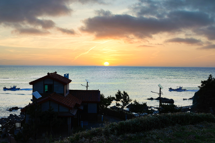 죽변 폭풍속으로 드라마세트장 일출. 울진군 제공