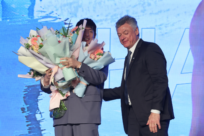 13일 서울 광진구 그랜드워커힐호텔에서 열린 프로배구 2025-2026 V리그 시상식에서 대한항공 한선수가 남자부 정규 리그 최우수선수(MVP)를 수상한 뒤 헤난 달 조토 감독의 축하를 받고 있다. 연합뉴스 