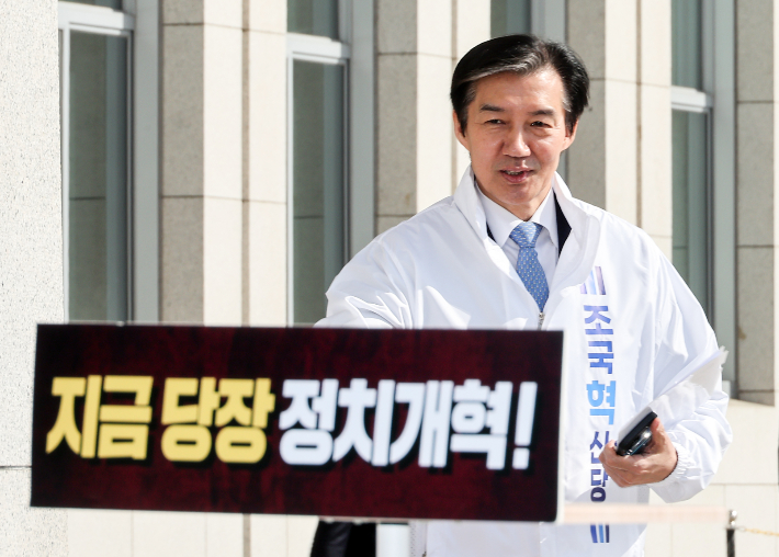 조국혁신당 조국 대표가 13일 국회 본청 앞 정치개혁 촉구 천막농성장에서 열린 최고위원회의에 입장하고 있다. 연합뉴스