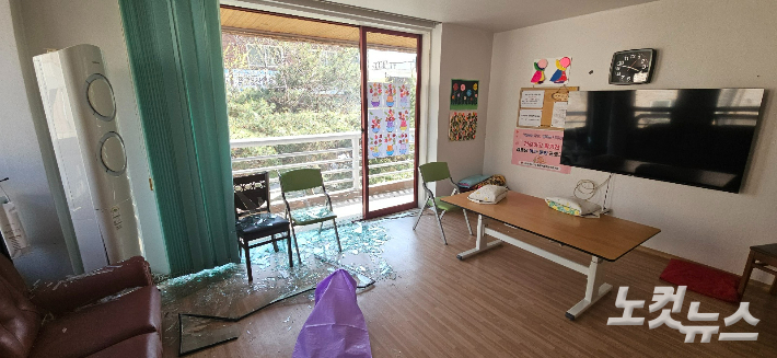 청주시가 지정해 놓은 대피소 중 한 곳인 인근 경로당에 유리 파편이 가득 쌓여있다. 임성민 기자 