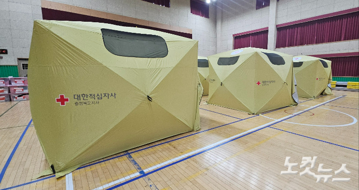 흥덕초등학교 강당에 마련된 간이 텐트. 이용자는 단 한 명도 찾아볼 수 없었다. 임성민 기자