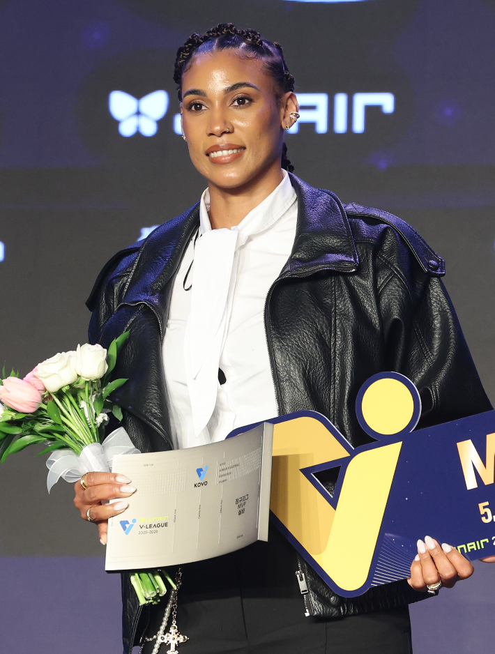 13일 서울 광진구 그랜드워커힐호텔에서 열린 프로배구 2025-2026 V리그 시상식에서 GS칼텍스 실바가 여자부 정규리그 최우수선수(MVP)를 수상한 뒤 포즈를 취하고 있다. 연합뉴스 