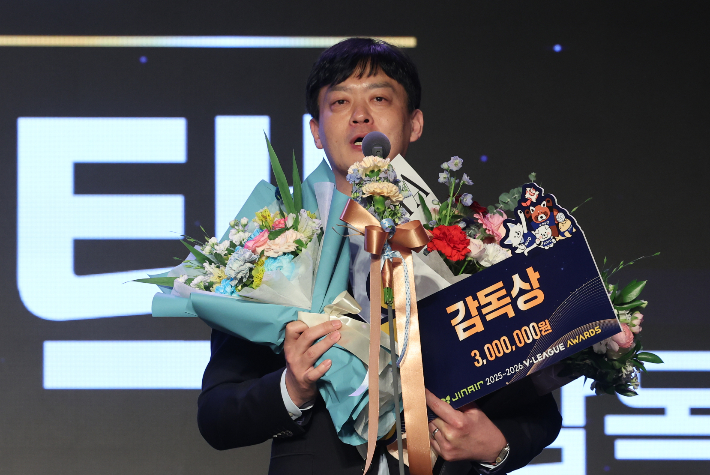 13일 서울 광진구 그랜드워커힐호텔에서 열린 프로배구 2025-2026 V리그 시상식에서 GS칼텍스 이영택 감독이 감독상을 수상한 뒤 소감을 밝히고 있다. 연합뉴스 