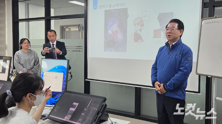 김영록 경선 후보가 케나즈가 운영 중인 웹툰 아카데미에서 인사말을 하고 있다. 박사라 기자 