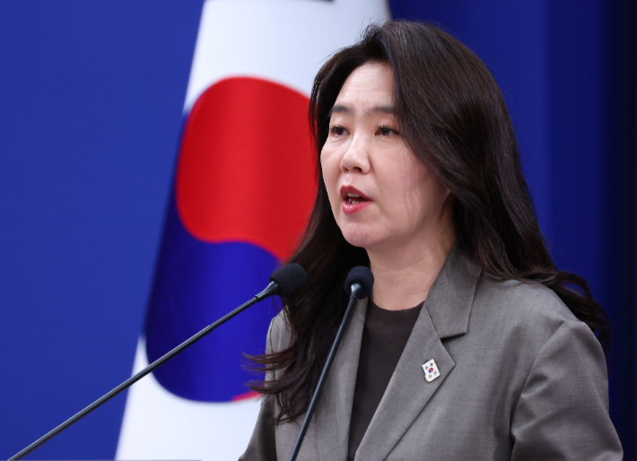 강유정 수석대변인이 13일 청와대 춘추관에서 이날 열린 한-폴란드 정상회담 관련 브리핑을 하고 있다. 연합뉴스