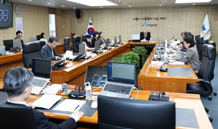 안창호 국가인권위원장이 13일 서울 중구 국가인권위원회에서 우크라이나 북한군 포로의 생명·신체 및 정신건강 보호와 대한민국 입국을 위한 인도적 조치 권고의 건 등을 공개 심의하는 제7차 전원위원회를 주재하고 있다. 연합뉴스