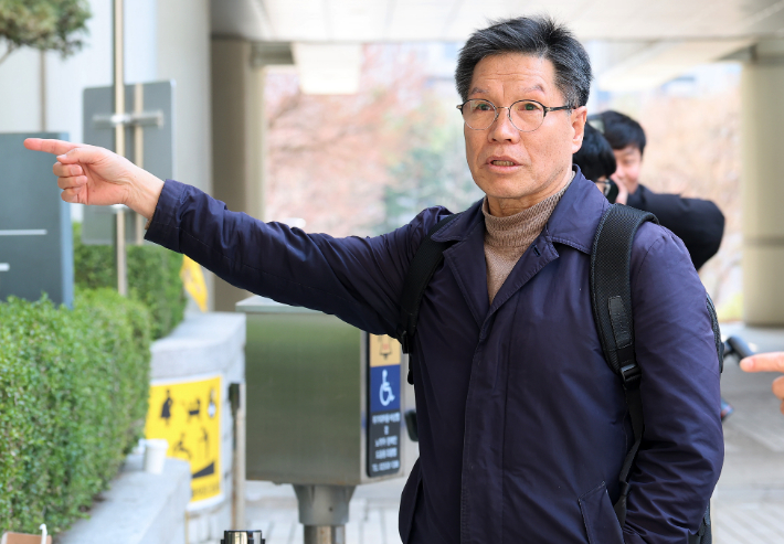 영장심사 출석하는 '위안부 모욕 시위' 단체 대표. 연합뉴스