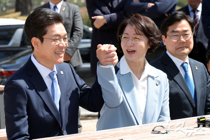 12일 서울 여의도 국회 소통관 앞에서 열린 더불어민주당 수도권 광역단체장 후보 원팀간담회에서 추미애 경기도지사 후보와 정원오 서울시장 후보가 손을 잡고 있다. 윤창원 기자