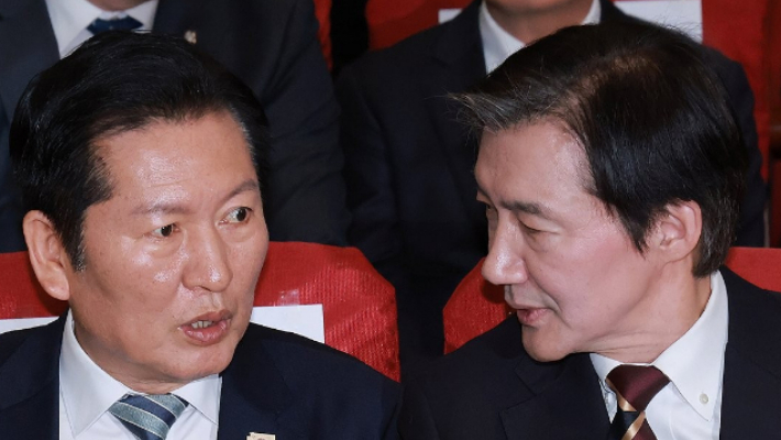 더불어민주당 정청래 대표(왼쪽)가 25일 국회의원회관에서 5·18정신헌법전문수록개헌국민추진위원회와 민주당 민형배 의원실이 연 5·18정신 헌법전문수록 촉구 결의대회에 참석해 조국혁신당 조국 대표와 대화하고 있다. 연합뉴스