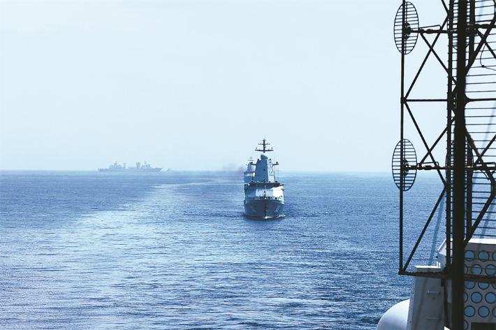 중국은 지난 2월 19일 호르무즈해협에서 실시된 이란, 러시아와의 연례 합동 군사훈련에 전격 불참했다. 당시 미국의 이란 공격이 초읽기에 들어간 시점이었다. 이란의  준관영 매체들은 이틀전까지만 해도 중국이 참가할 것이라고 보도했지만, 중국 군함들은 나타나지 않았다. 사진은 2025년 3월 9일~11일 이란 남부 오만만의 차바하르항 부근 해상에서 열린 중국·러시아·이란 합동 군사훈련 '해상안보벨트 2025'의 모습. 중국 국방부 홈페이지 캡처