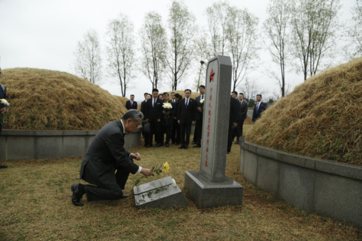 도널드 트럼프 대통령과 시진핑 주석의 베이징 정상회담을 한 달여 앞두고 중국이 비상하게 움직이고 있다. 사진은 중국의 외교사령탑 왕이 공산당 외사판공실 주임 겸 외교부장이 7년 만에 북한을 방문해 지난 4월 10일 평양 강동군에 있는 중국 인민지원군 열사 묘지에 헌화하고 참배하는 모습. 중국 외교부 홈페이지 캡처