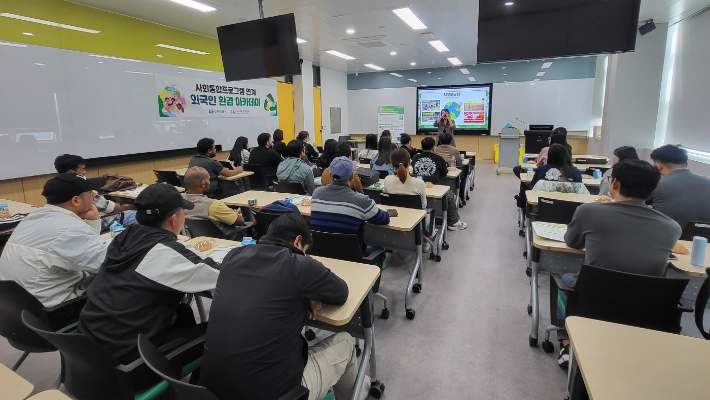 12일 창원대 다문화진흥센터에서 열린 외국인 대상 환경교육. 창원시 제공 