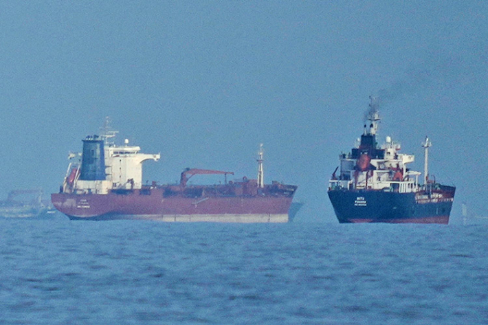 호르무즈 해협의 유조선과 화물선. 연합뉴스