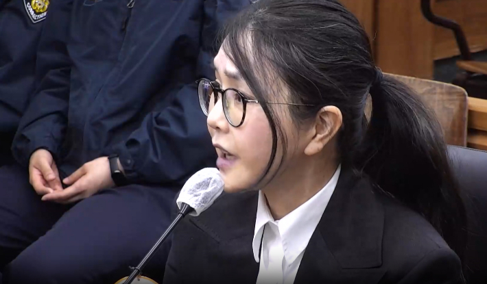 김건희씨가 13일 서울 서초구 서울중앙지법 형사합의33부(이진관 부장판사) 심리로 열린 박성재 전 법무부 장관의 내란 중요임무 종사 혐의 사건의 속행 공판에 증인으로 출석해 증언하는 모습. 연합뉴스