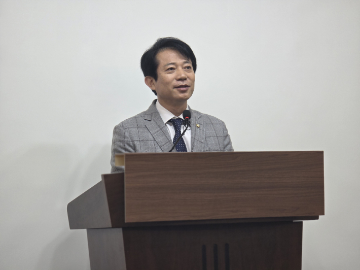 기자회견하는 이강일 국회의원. 연합뉴스