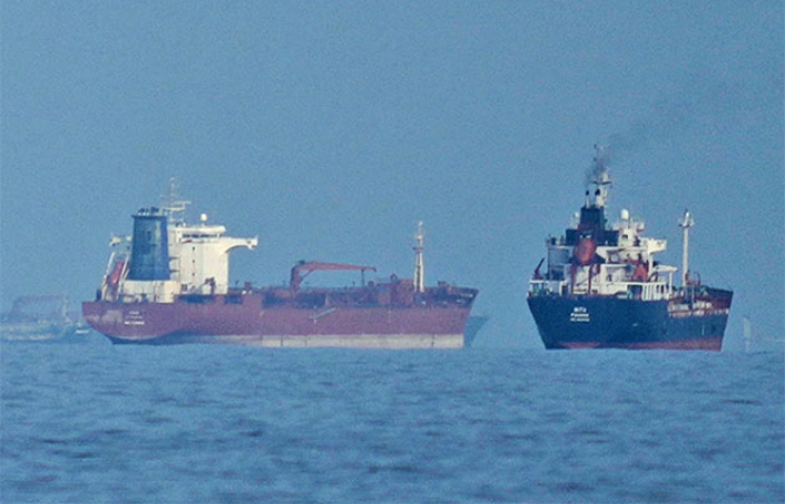 호르무즈 해협의 유조선과 화물선. 연합뉴스