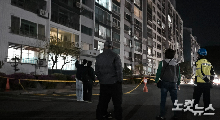 아파트 주민들이 밖을 나와 서성이고 있다. 임성민 기자