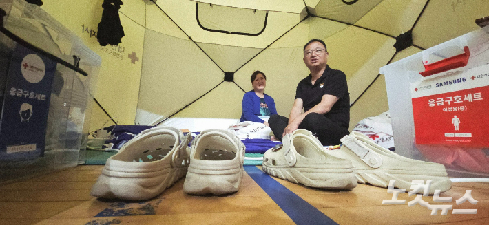 간이 텐트에서 생활 중인 박규보·김정희 부부. 임성민 기자