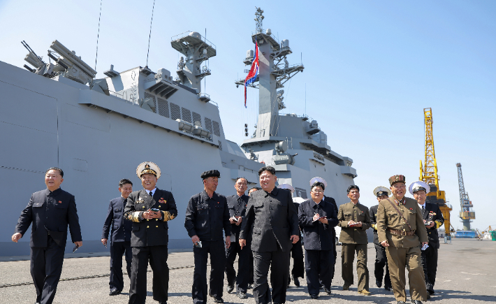 김정은 북한 국무위원장이 취역을 앞둔 5천t급 신형 구축함 '최현호'에서 진행된 미사일 시험 발사를 또 참관했다. 연합뉴스
