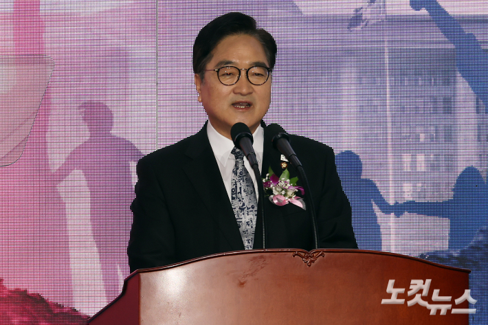 우원식 국회의장이 10일 서울 여의도 국회 로텐더홀에서 열린 대한민국 임시의정원 개원 107주년 기념식에서 기념사를 하고 있다. 윤창원 기자