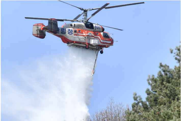 산불 진화하는 산림청 헬기. 기사와 관련 없음. 화천군 제공