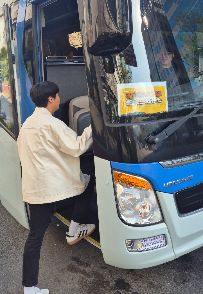 통근버스에 탑승하고 있는 전주시청 공무원. 전주시 제공