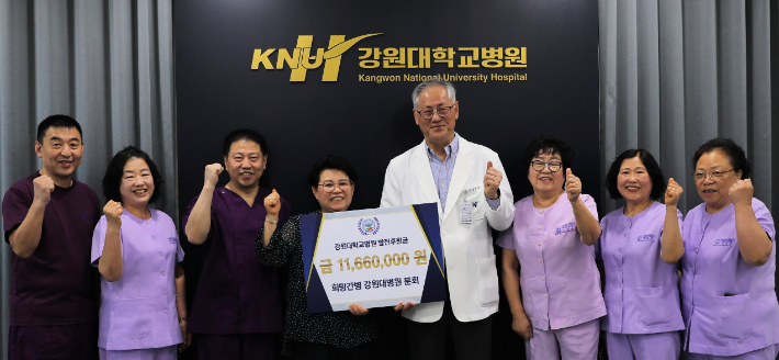 강원대병원 희망간병분회는 환자 보호자의 편의를 위해 사용될 보호자용 침대 구입비 총 1166만 원을 병원에 기부했다고 14일 밝혔다. 강원대병원 제공