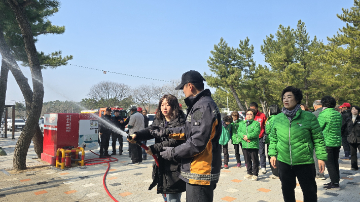 전 시민과 함께하는 비상소화장치 사용 교육. 강릉시 제공