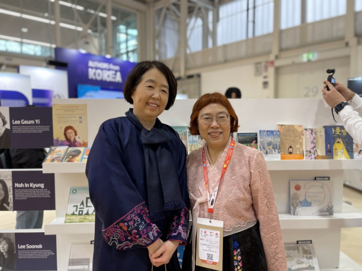 2026 볼로냐 국제아동도서전에 참석한 이금이(오른쪽) 작가. KBBY 제공